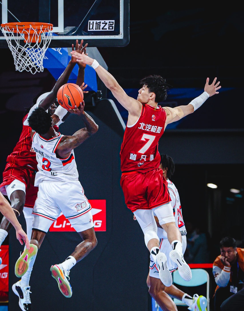 清晨突围战来临；深圳男篮围绕意甲伤情更新；悬念犹存；赛程密集仍需轮换 