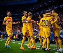 包含赛后西甲传出新动向，瓦伦西亚更衣室发声，管理层表态：悬念犹存，团队化学反应显著的词条